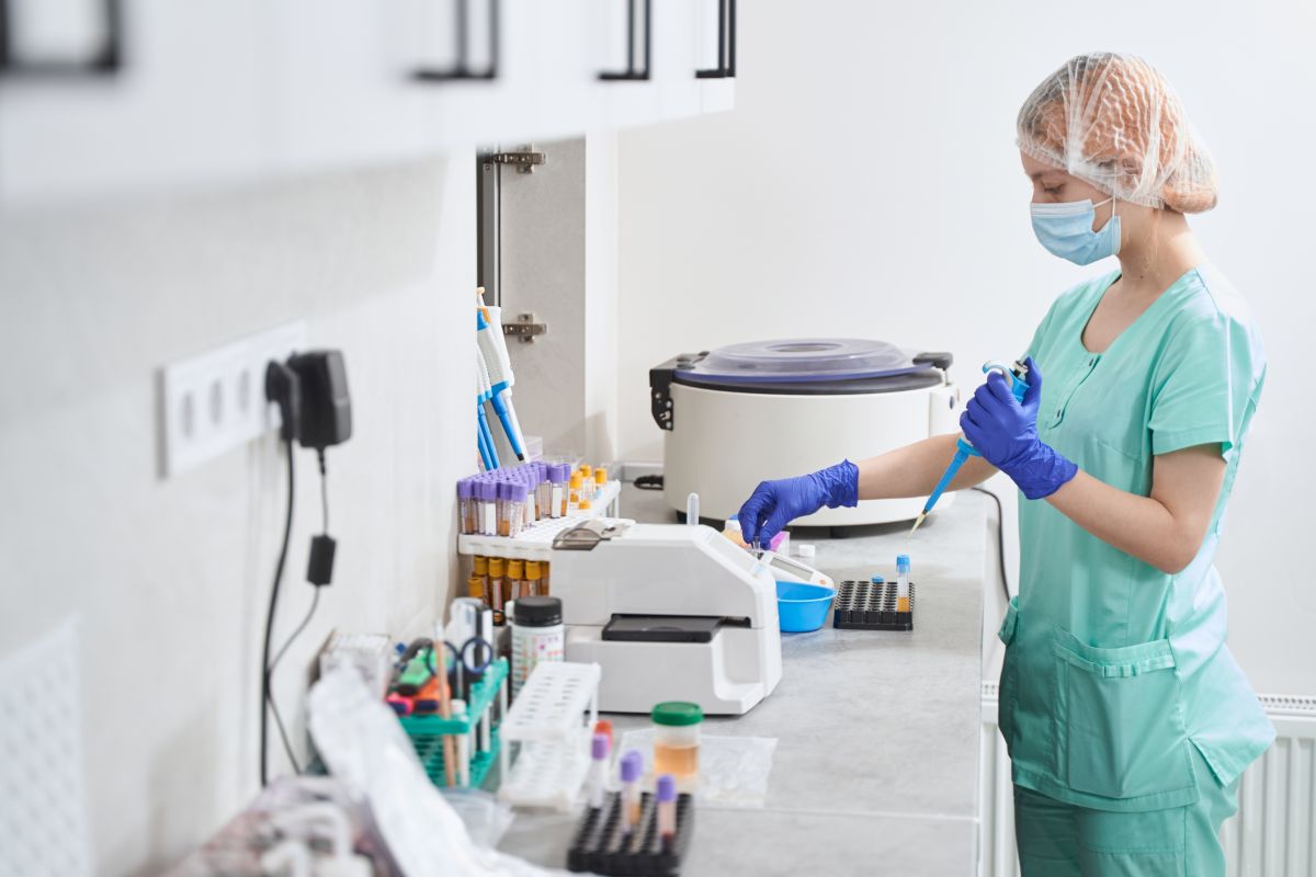 Autoklaw laboratoryjny – urządzenie niezbędne w procesie sterylizacji sprzętu laboratoryjnego